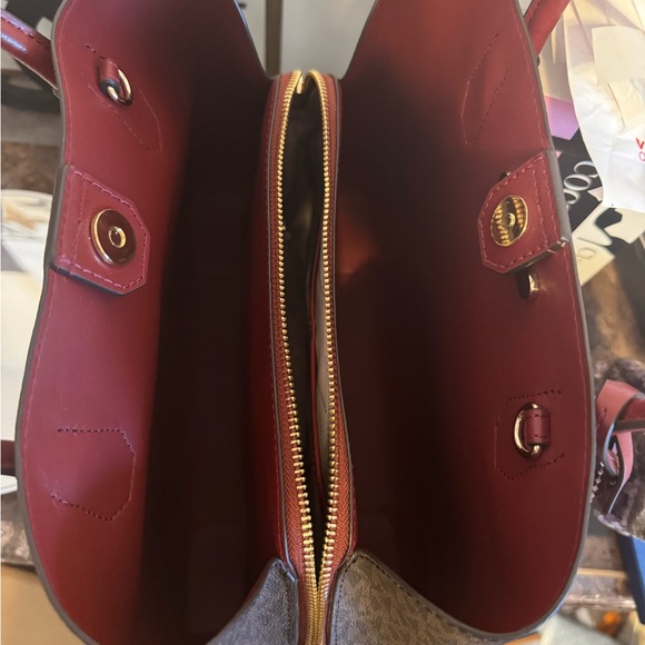 Michael Kors shoulder bag with matching wallet set - Picture 12 of 17